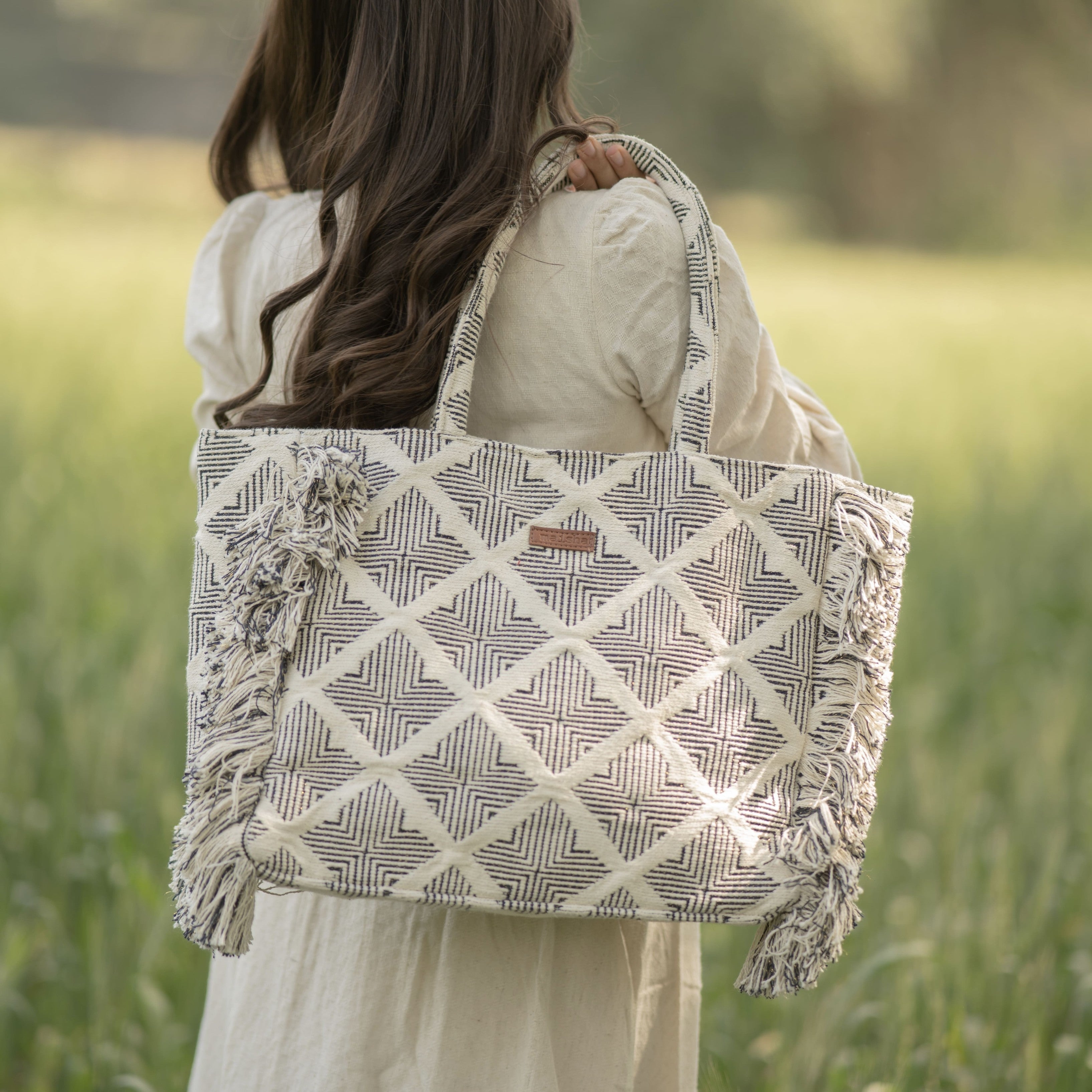 Mono-Mirage Ruffle Box Bag (zipper closure)