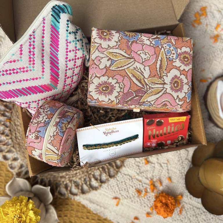 Phoolon ka Jashn Rakhi Hamper