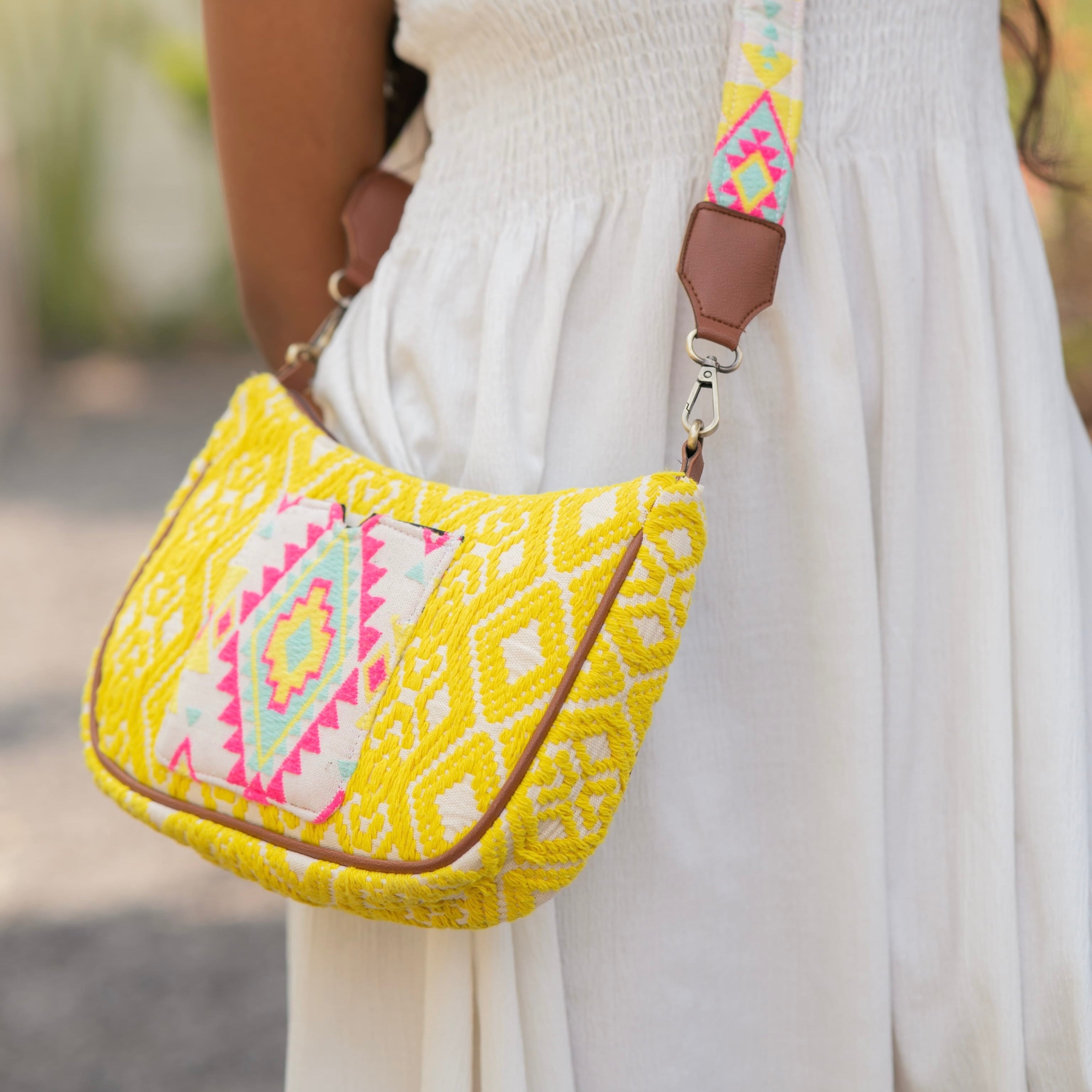 I made a granny square sunflower burst bag as a gift for my friends  birthday! : r/Brochet